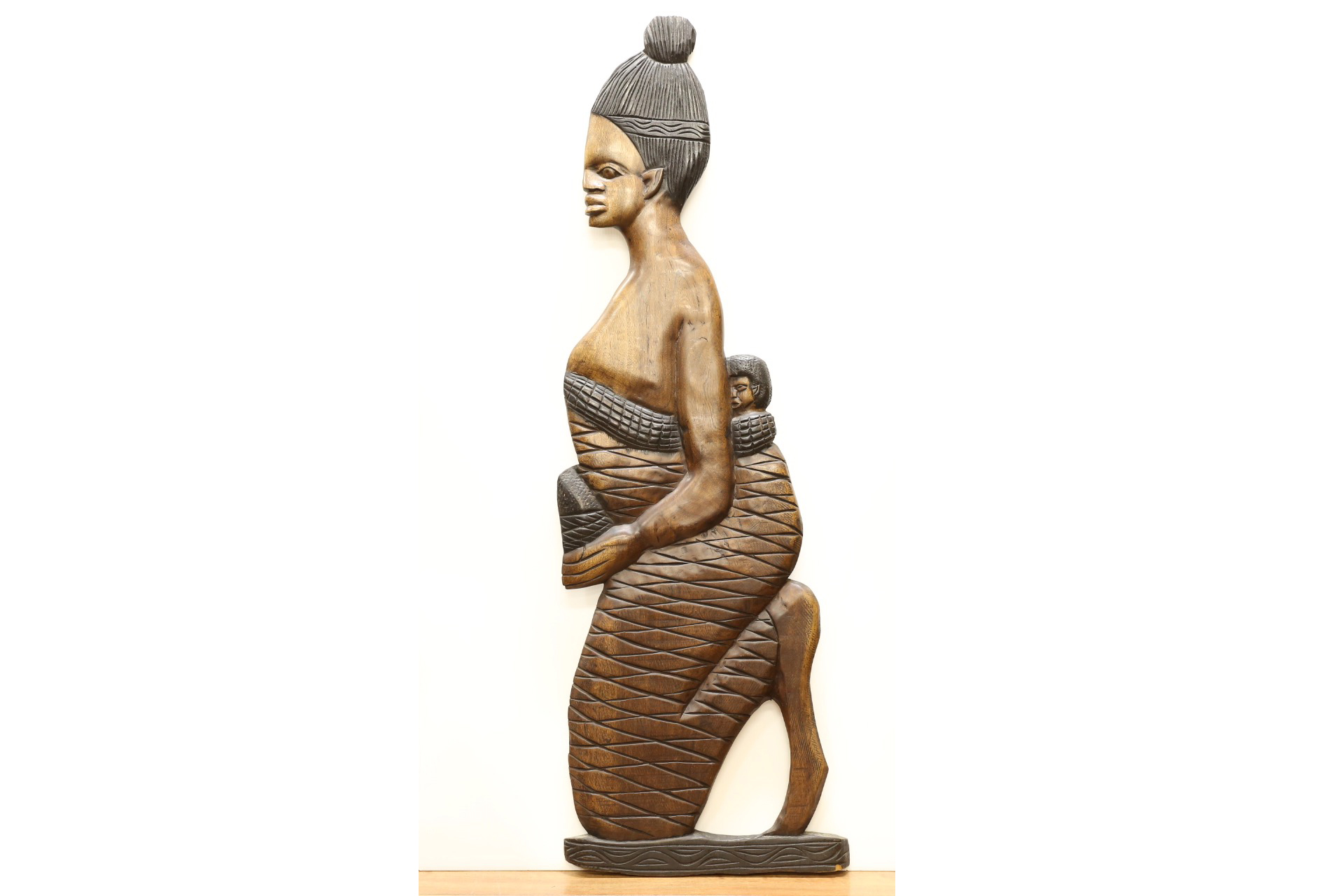 跪く女性の木製レリーフ [3K-1505]