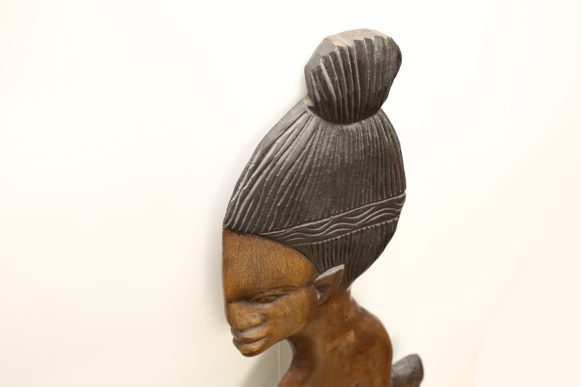 跪く女性の木製レリーフ [3K-1505]2