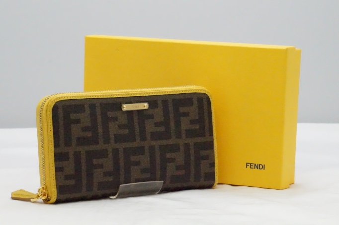 『FENDI』 フェンディ ラウンドファスナー 長財布