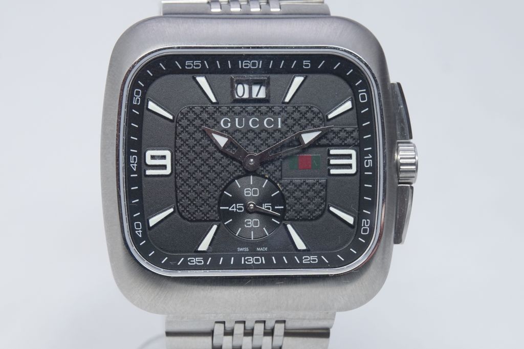グッチ　クォーツ式メンズ腕時計　クーペ　YA131305