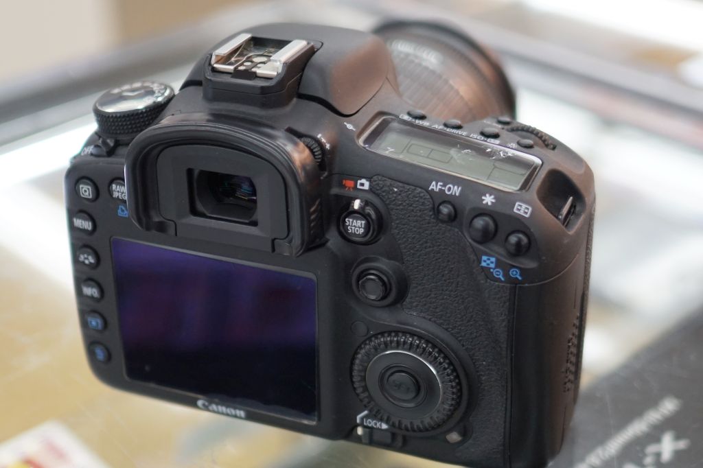 Canon デジタル一眼レフカメラ　EOS 7D　レンズ付4