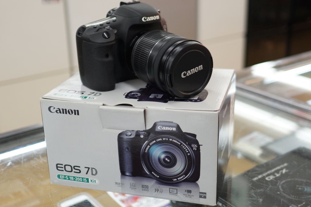 Canon デジタル一眼レフカメラ　EOS 7D　レンズ付