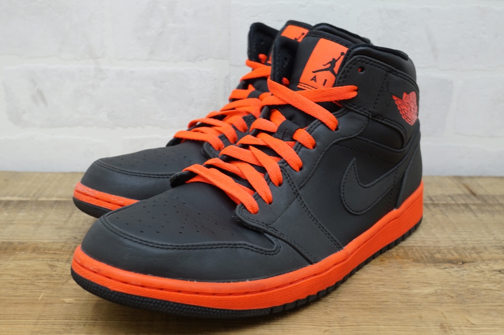 NIKE AIR JORDAN 1 MID